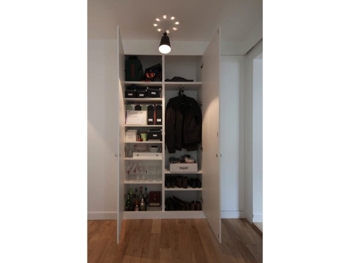 Efficace : le mur de placards par Atelier SYB