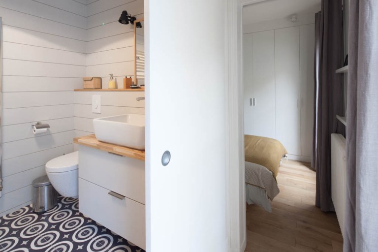 SALLE DE BAINS LAMBRIS PAR ATELIER SYB